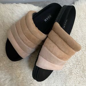 ROAM puffy slide in shades of tan.